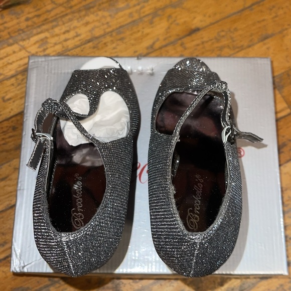 NWT Breckelle’s Silver Platform Wedges Size 7.5 - Picture 4 of 6